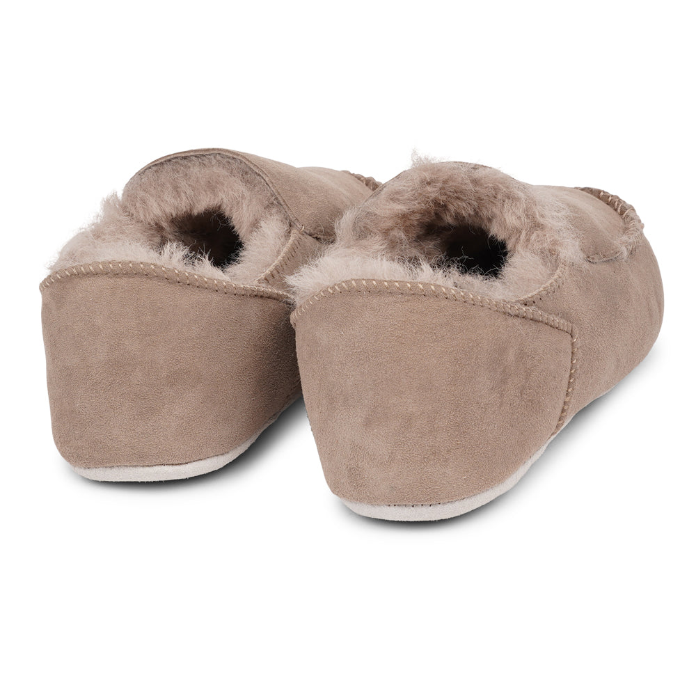 Crafted from 100% premium sheepskin, these moccasins not only epitomize elegance but also offer a multitude of practical benefits that cater to the changing seasons. We are proud to announce that Pumori Shearling Moccasins hold the prestigious LWG Environmental GOLD RATED Certification, a testament to our commitment to sustainable and eco-friendly practices. Indulge in the world of Pumori Shearling Moccasins and experience footwear that transcends the ordinary.