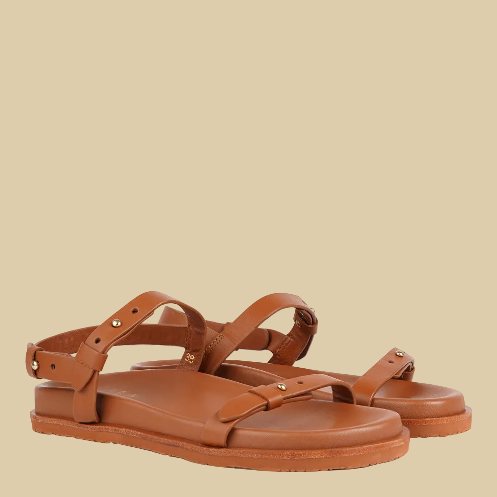 Lovelies Studio - Ravello - a handcrafted leather sandal that combines feminine elegance with everyday comfort. Designed with slim, adjustable straps, it offers a secure, personalized fit that moves effortlessly with you throughout the day.
Crafted from vegetable-tanned buffalo leather, the soft yet durable straps are made to age beautifully over time. A soft leather insole and a durable rubber outsole provide stability and ease - perfect for both relaxed daytime wear and more refined evening looks.