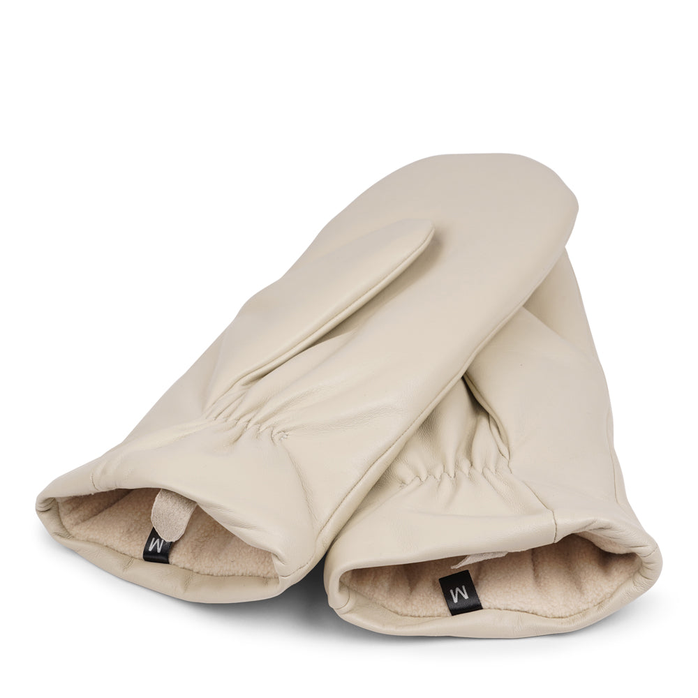 The Ravenna mittens are crafted from premium leather and feature a plush fleece lining for exceptional warmth and comfort.
With their sophisticated design and luxurious materials, these mittens offer both style and practicality, making them an essential accessory for chilly weather.