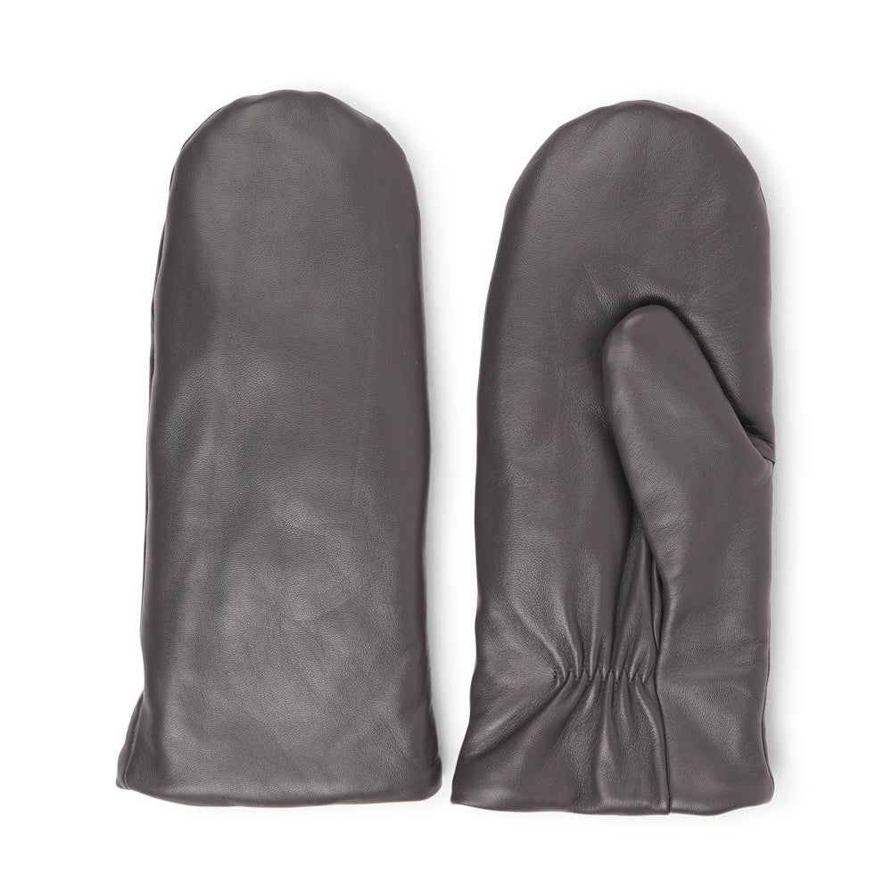 The Ravenna mittens are crafted from premium leather and feature a plush fleece lining for exceptional warmth and comfort.
With their sophisticated design and luxurious materials, these mittens offer both style and practicality, making them an essential accessory for chilly weather.