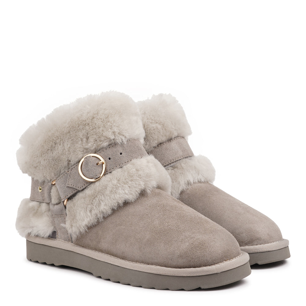 Rioda – Luxurious Shearling Boots for Winter Comfort
Designed for ultimate comfort, the Rioda shearling boots are your perfect companions for the colder months. Crafted with soft, durable rubber soles, they keep your feet warm, protected, and supported — no matter the weather.
More than just practical, Rioda combines cozy warmth with effortless style, giving you boots that look as good as they feel.