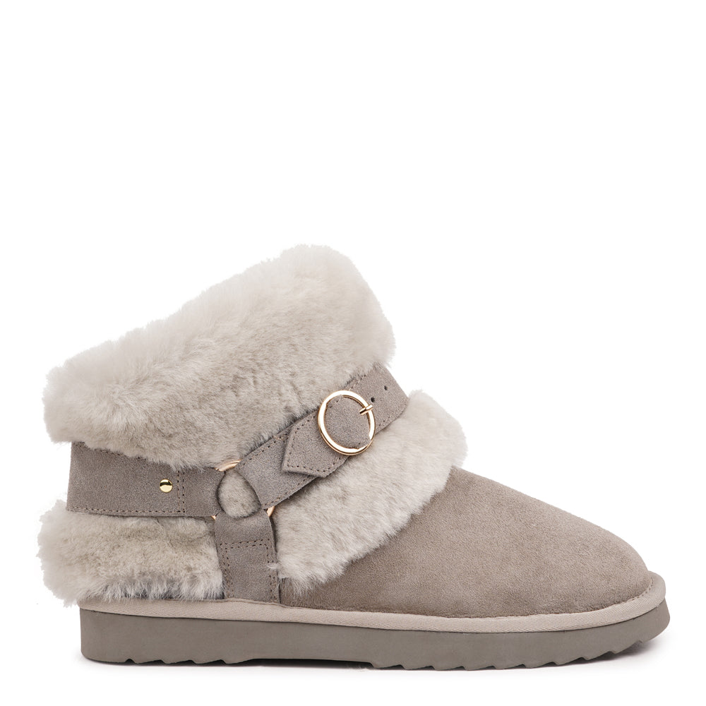 Rioda – Luxurious Shearling Boots for Winter Comfort
Designed for ultimate comfort, the Rioda shearling boots are your perfect companions for the colder months. Crafted with soft, durable rubber soles, they keep your feet warm, protected, and supported — no matter the weather.
More than just practical, Rioda combines cozy warmth with effortless style, giving you boots that look as good as they feel.
