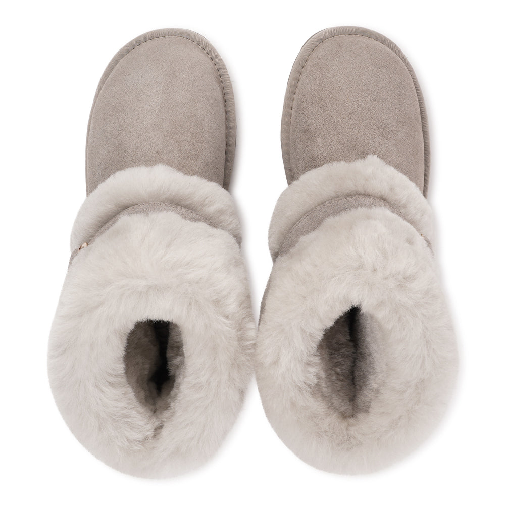 Rioda – Luxurious Shearling Boots for Winter Comfort
Designed for ultimate comfort, the Rioda shearling boots are your perfect companions for the colder months. Crafted with soft, durable rubber soles, they keep your feet warm, protected, and supported — no matter the weather.
More than just practical, Rioda combines cozy warmth with effortless style, giving you boots that look as good as they feel.