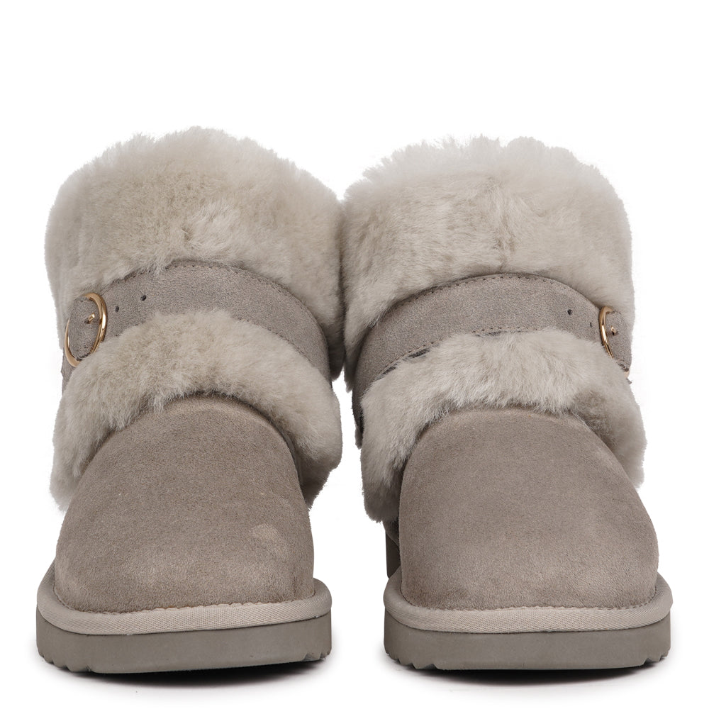 Rioda – Luxurious Shearling Boots for Winter Comfort
Designed for ultimate comfort, the Rioda shearling boots are your perfect companions for the colder months. Crafted with soft, durable rubber soles, they keep your feet warm, protected, and supported — no matter the weather.
More than just practical, Rioda combines cozy warmth with effortless style, giving you boots that look as good as they feel.