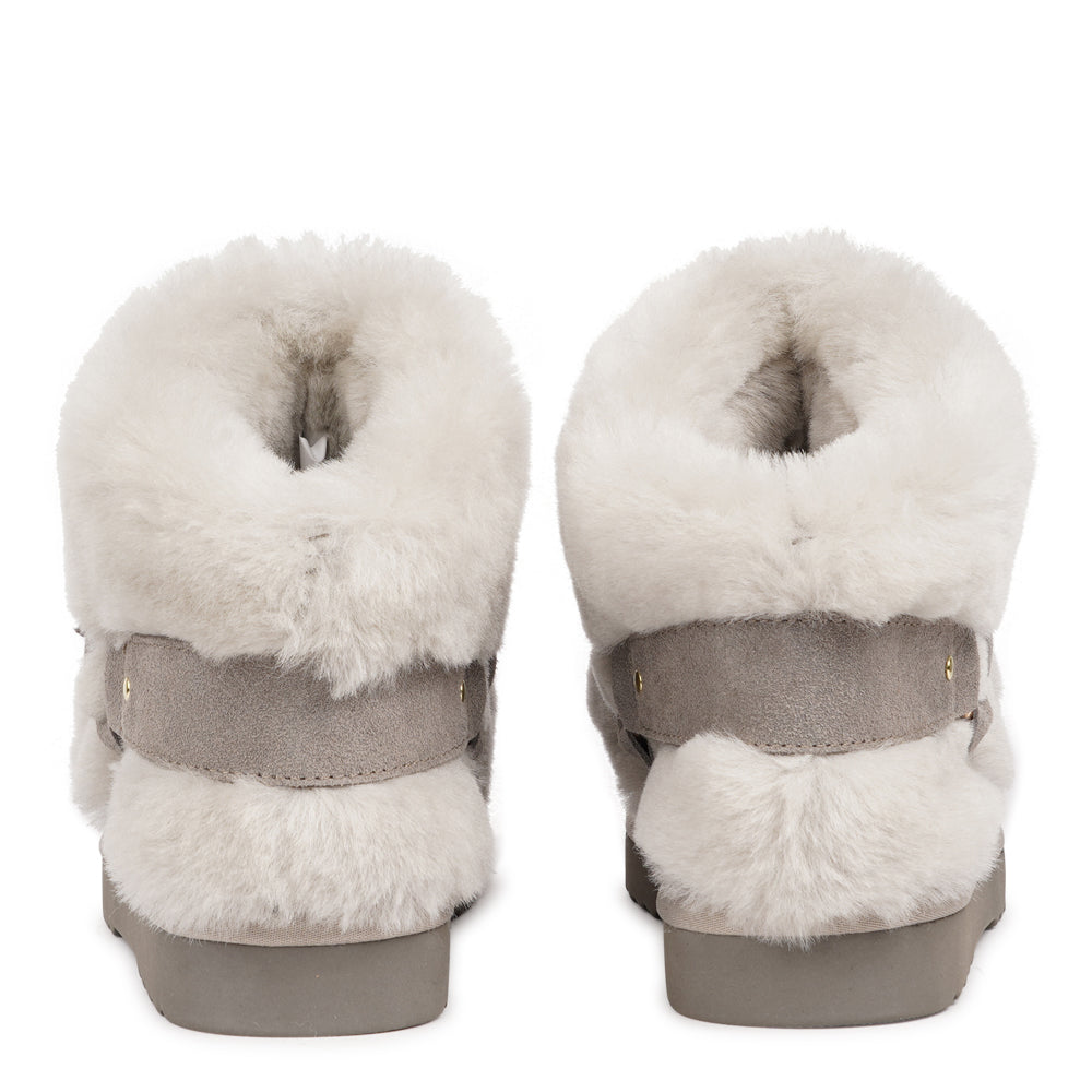 Rioda – Luxurious Shearling Boots for Winter Comfort
Designed for ultimate comfort, the Rioda shearling boots are your perfect companions for the colder months. Crafted with soft, durable rubber soles, they keep your feet warm, protected, and supported — no matter the weather.
More than just practical, Rioda combines cozy warmth with effortless style, giving you boots that look as good as they feel.