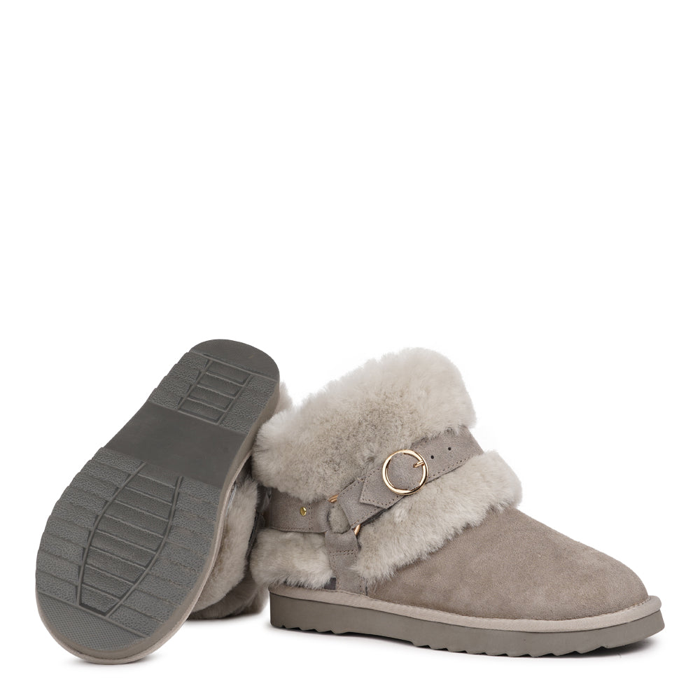 Rioda – Luxurious Shearling Boots for Winter Comfort
Designed for ultimate comfort, the Rioda shearling boots are your perfect companions for the colder months. Crafted with soft, durable rubber soles, they keep your feet warm, protected, and supported — no matter the weather.
More than just practical, Rioda combines cozy warmth with effortless style, giving you boots that look as good as they feel.
