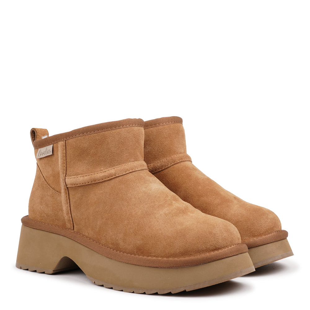 Lovelies - Rivo Low - Effortless Style Meets Cold-Weather Comfort
Meet your new winter essential. The Rivo Low shearling boots are all about laid-back luxury — soft, warm, and built to take on the season in style. With their durable rubber soles and plush shearling lining, they keep your feet cozy and protected, no matter where the day takes you.
More than just practical, Rivo Low brings together comfort and cool design — proof that staying warm never looked this good.