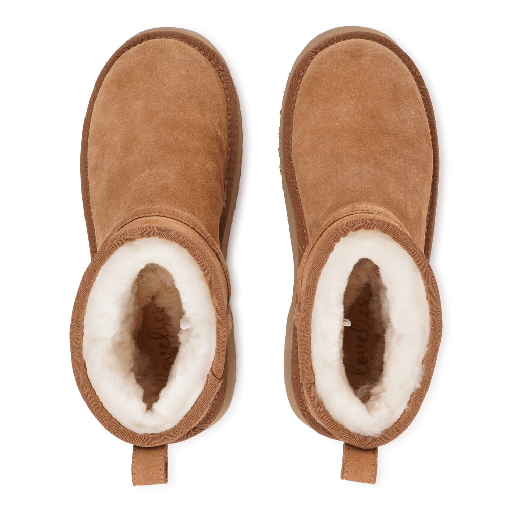 Lovelies - Rivo Low - Effortless Style Meets Cold-Weather Comfort
Meet your new winter essential. The Rivo Low shearling boots are all about laid-back luxury — soft, warm, and built to take on the season in style. With their durable rubber soles and plush shearling lining, they keep your feet cozy and protected, no matter where the day takes you.
More than just practical, Rivo Low brings together comfort and cool design — proof that staying warm never looked this good.