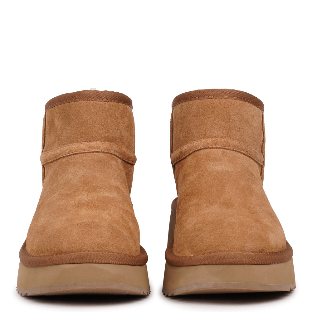 Lovelies - Rivo Low - Effortless Style Meets Cold-Weather Comfort
Meet your new winter essential. The Rivo Low shearling boots are all about laid-back luxury — soft, warm, and built to take on the season in style. With their durable rubber soles and plush shearling lining, they keep your feet cozy and protected, no matter where the day takes you.
More than just practical, Rivo Low brings together comfort and cool design — proof that staying warm never looked this good.