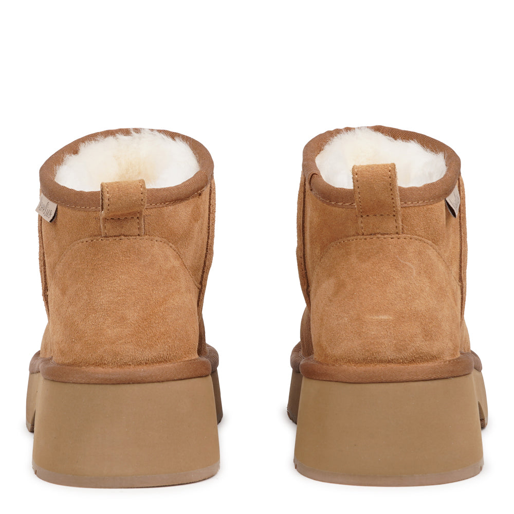 Lovelies - Rivo Low - Effortless Style Meets Cold-Weather Comfort
Meet your new winter essential. The Rivo Low shearling boots are all about laid-back luxury — soft, warm, and built to take on the season in style. With their durable rubber soles and plush shearling lining, they keep your feet cozy and protected, no matter where the day takes you.
More than just practical, Rivo Low brings together comfort and cool design — proof that staying warm never looked this good.