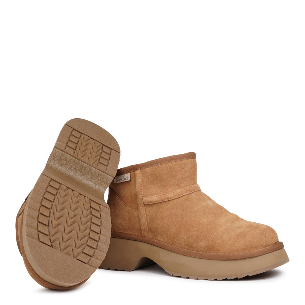Lovelies - Rivo Low - Effortless Style Meets Cold-Weather Comfort
Meet your new winter essential. The Rivo Low shearling boots are all about laid-back luxury — soft, warm, and built to take on the season in style. With their durable rubber soles and plush shearling lining, they keep your feet cozy and protected, no matter where the day takes you.
More than just practical, Rivo Low brings together comfort and cool design — proof that staying warm never looked this good.