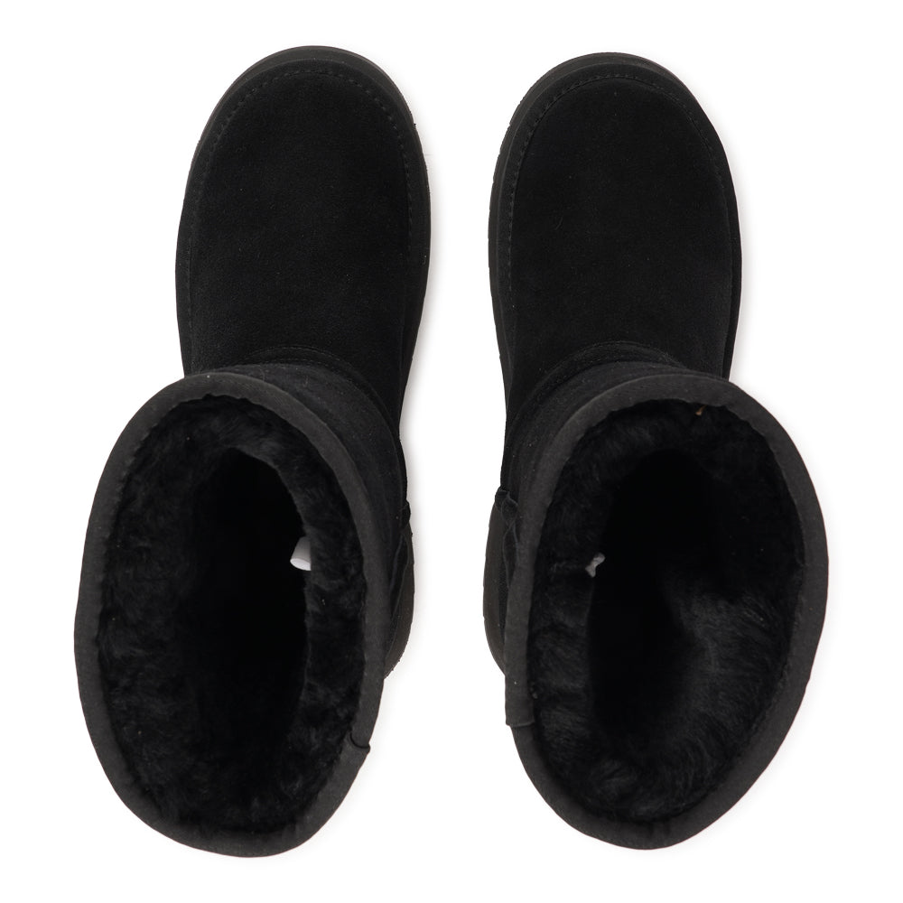 Lovelies - Rivo Medium- Effortless Style Meets Cold-Weather Comfort
Meet your new winter essential. The Rivo Medium shearling boots are all about laid-back luxury — soft, warm, and built to take on the season in style. With their durable rubber soles and plush shearling lining, they keep your feet cozy and protected, no matter where the day takes you.
More than just practical, Rivo Medium- brings together comfort and cool design - proof that staying warm never looked this good.