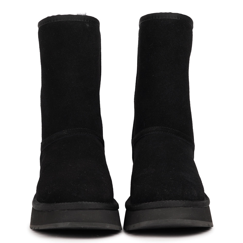 Lovelies - Rivo Medium- Effortless Style Meets Cold-Weather Comfort
Meet your new winter essential. The Rivo Medium shearling boots are all about laid-back luxury — soft, warm, and built to take on the season in style. With their durable rubber soles and plush shearling lining, they keep your feet cozy and protected, no matter where the day takes you.
More than just practical, Rivo Medium- brings together comfort and cool design - proof that staying warm never looked this good.