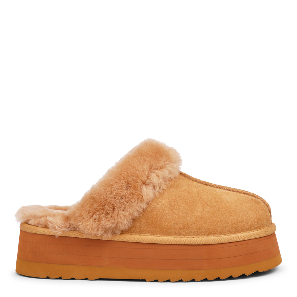 Lovelies Studio - Denmark -What sets the Robson mules apart is their plush shearling lining, which envelops your feet in a cloud-like cocoon of comfort. The shearling not only adds a touch of opulence but also provides natural insulation, keeping your feet toasty even on the chilliest of days.