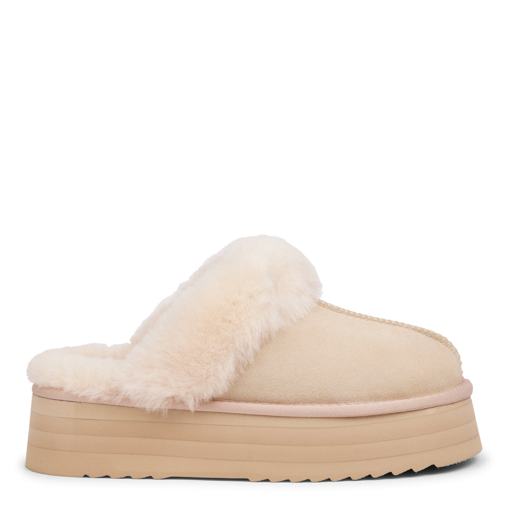 Lovelies Studio - Denmark -What sets the Robson mules apart is their plush shearling lining, which envelops your feet in a cloud-like cocoon of comfort. The shearling not only adds a touch of opulence but also provides natural insulation, keeping your feet toasty even on the chilliest of days.