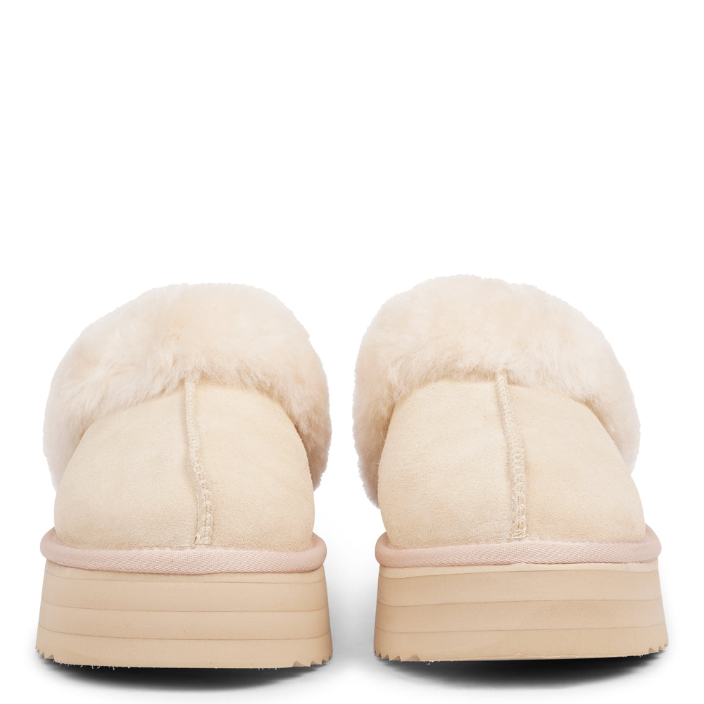 Lovelies Studio - Denmark -What sets the Robson mules apart is their plush shearling lining, which envelops your feet in a cloud-like cocoon of comfort. The shearling not only adds a touch of opulence but also provides natural insulation, keeping your feet toasty even on the chilliest of days.