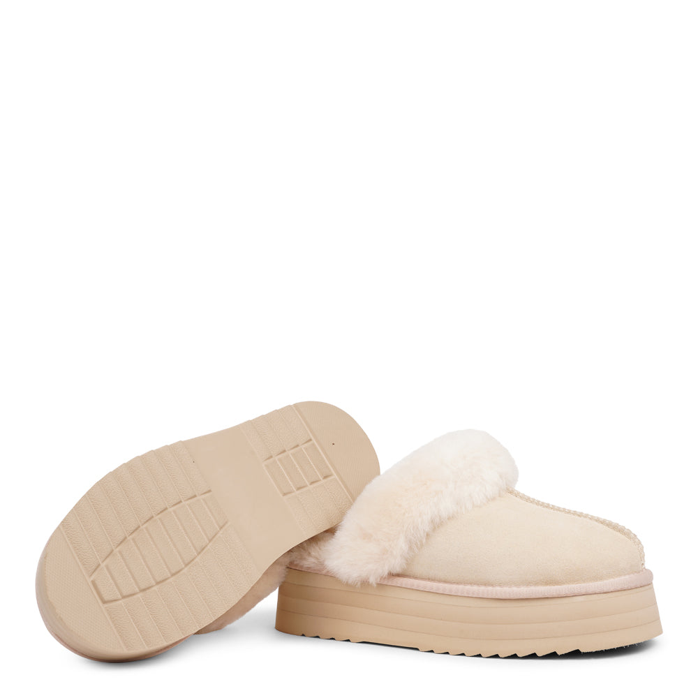 Lovelies Studio - Denmark -What sets the Robson mules apart is their plush shearling lining, which envelops your feet in a cloud-like cocoon of comfort. The shearling not only adds a touch of opulence but also provides natural insulation, keeping your feet toasty even on the chilliest of days.