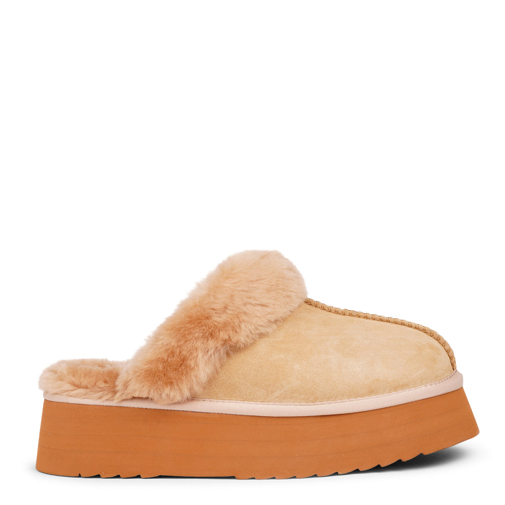 What sets the Robson mules apart is their plush shearling lining, which envelops your feet in a cloud-like cocoon of comfort. The shearling not only adds a touch of opulence but also provides natural insulation, keeping your feet toasty even on the chilliest of days.
But comfort isn't just skin-deep with the Robson mules. The combination of premium suede and the resilient rubber sole ensures durability and longevity, making these mules a dependable choice for daily wear. Whether you're stepping out fo