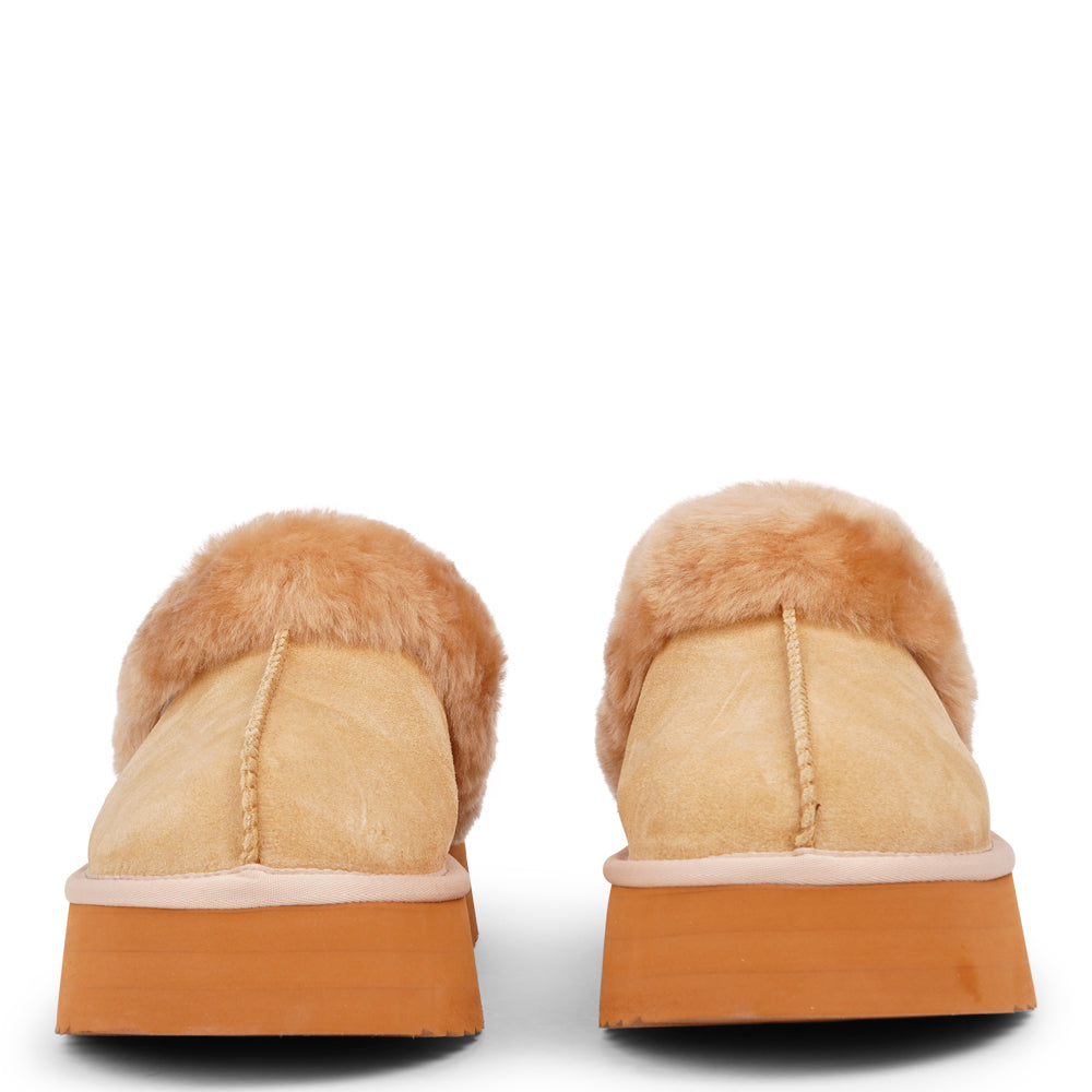 What sets the Robson mules apart is their plush shearling lining, which envelops your feet in a cloud-like cocoon of comfort. The shearling not only adds a touch of opulence but also provides natural insulation, keeping your feet toasty even on the chilliest of days.
But comfort isn't just skin-deep with the Robson mules. The combination of premium suede and the resilient rubber sole ensures durability and longevity, making these mules a dependable choice for daily wear. Whether you're stepping out fo