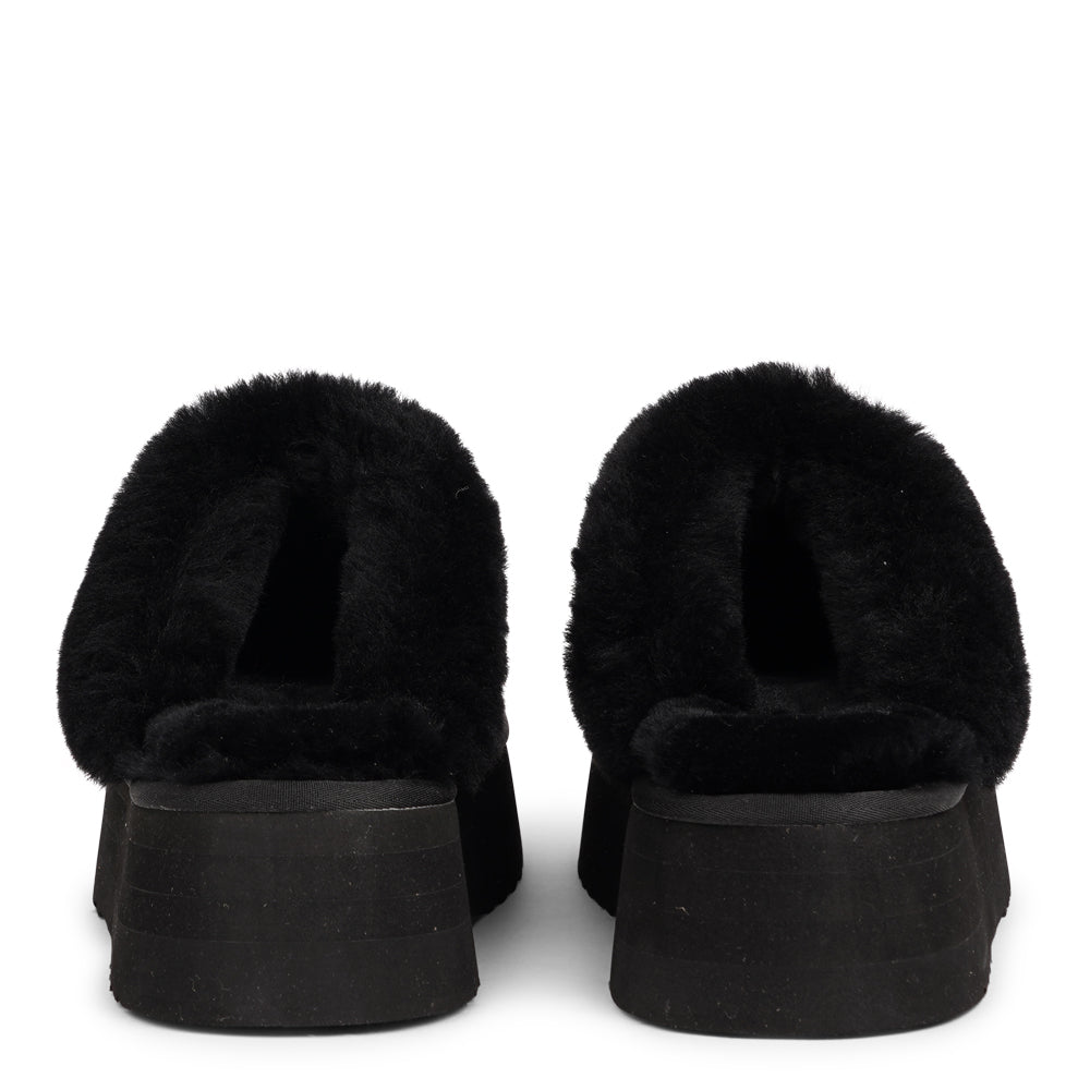 Lovelies - What sets the Robson mules apart is their plush shearling lining, which envelops your feet in a cloud-like cocoon of comfort. The shearling not only adds a touch of opulence but also provides natural insulation, keeping your feet toasty even on the chilliest of days.
But comfort isn't just skin-deep with the Robson mules. The combination of premium nubuck and the resilient rubber sole ensures durability and longevity, making these mules a dependable choice for daily wear.
