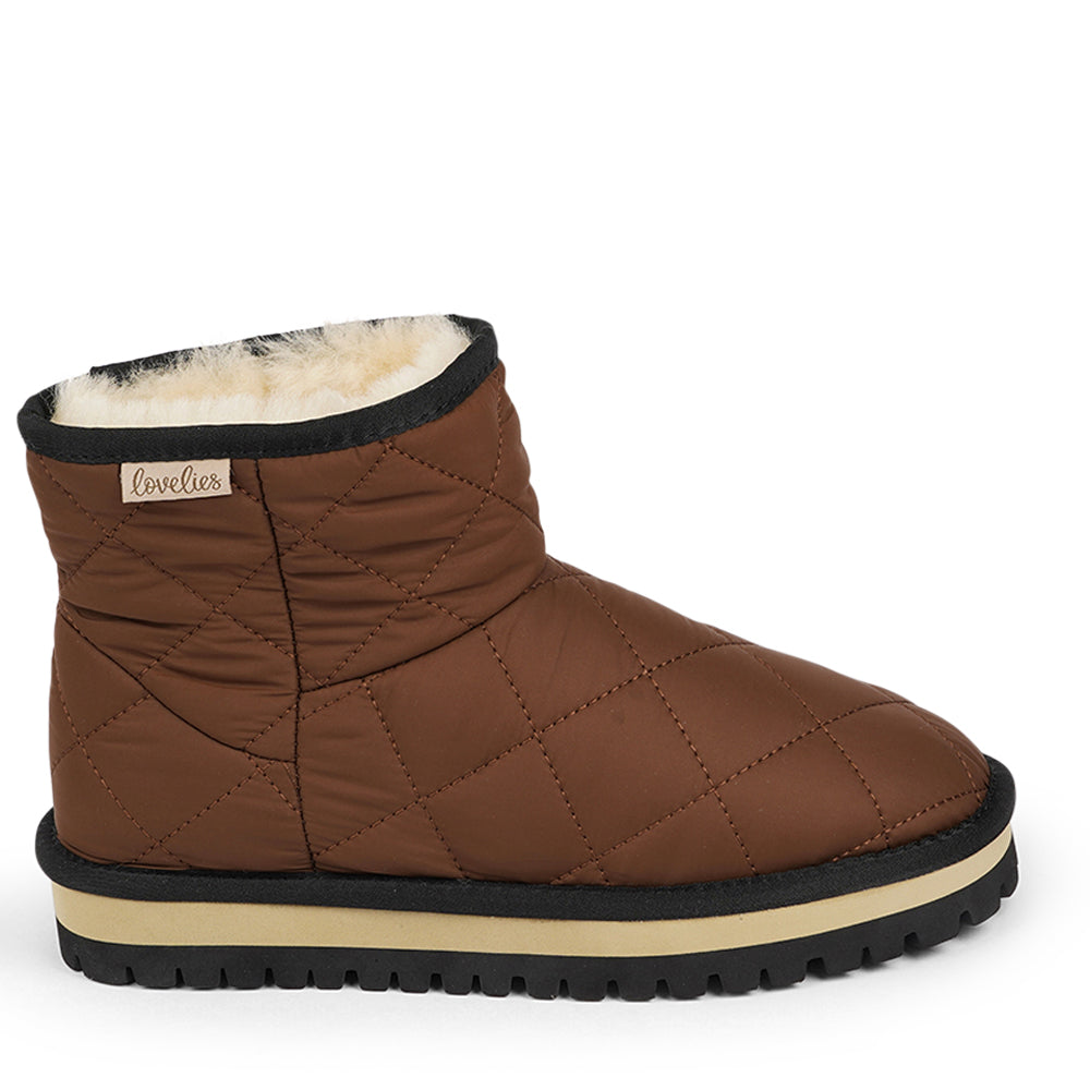 Designed to keep your feet cozy and stylish all autumn long. Experience ultimate softness and warmth as the luxurious shearling lining wraps your feet in comfort. With their soft and durable rubber soles, these boots provide a perfect combination of flexibility and durability, making them ideal for the wintertime. No need to worry about wet weather – the quilted nylon material is water-resistant, keeping your feet dry and comfortable even on rainy days.