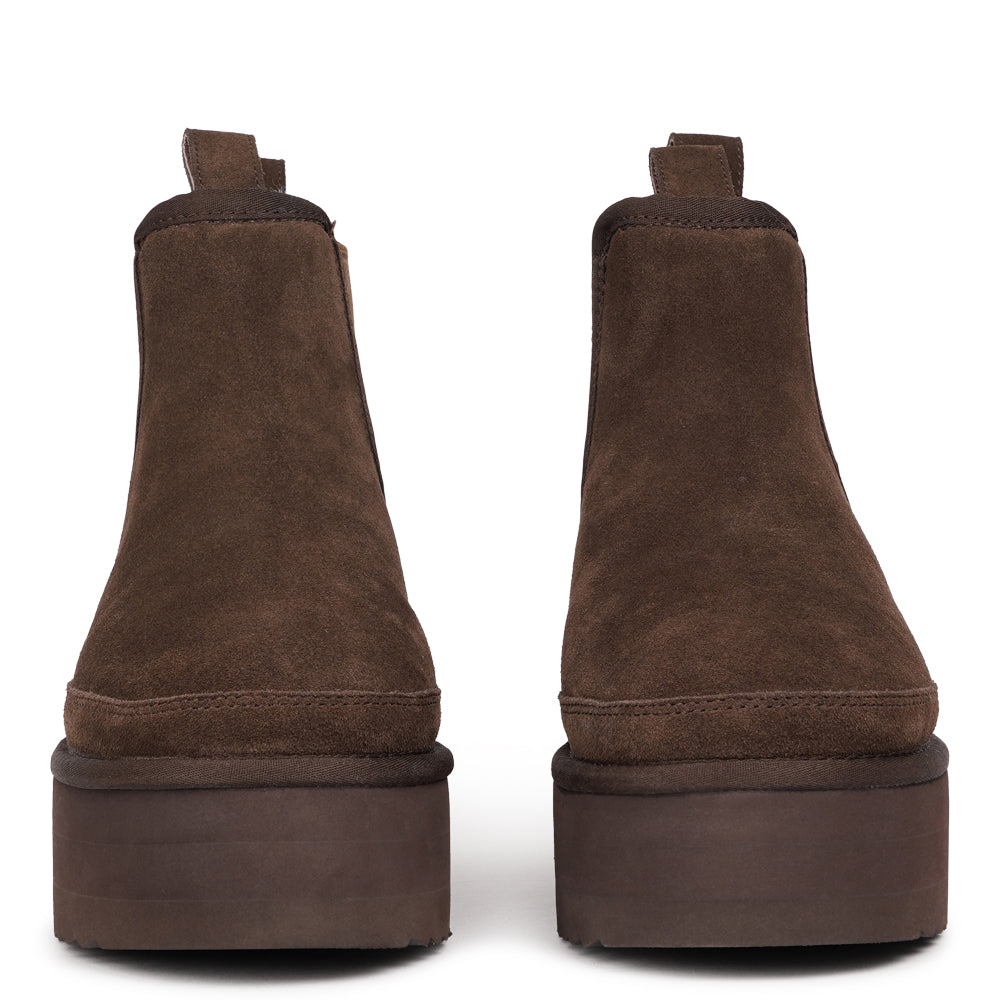 Salio – High Chelsea Boots with Shearling Lining
Step into winter with confidence in the Salio boots - a luxurious take on the classic Chelsea style. Crafted for ultimate comfort, these high shearling boots keep your feet warm, protected, and effortlessly stylish through the coldest months.
With soft, durable rubber soles for stability and a plush shearling lining for all-day coziness, Salio perfectly balances practicality and design. Warmth, comfort, and timeless style - all in one boot.