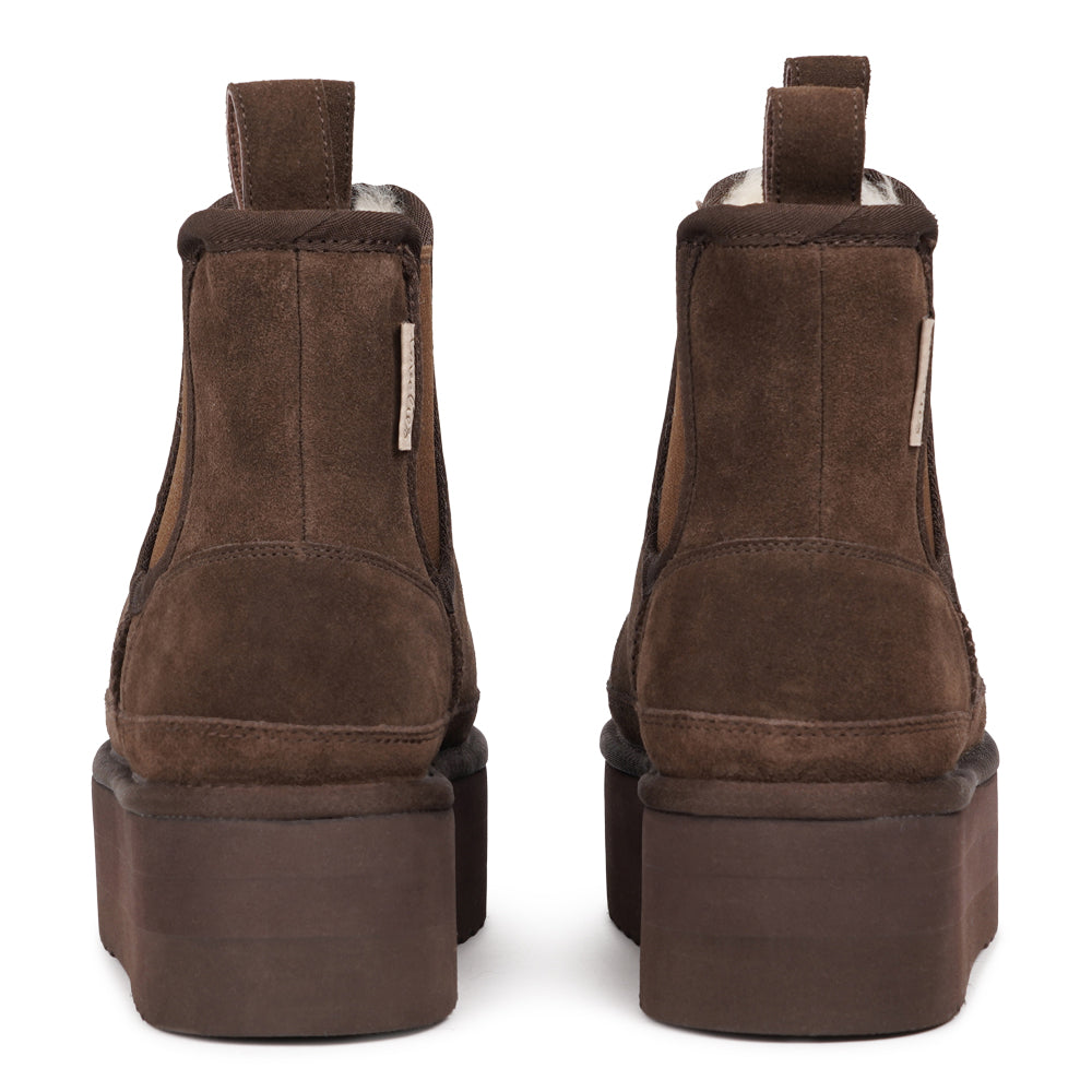 Salio – High Chelsea Boots with Shearling Lining
Step into winter with confidence in the Salio boots - a luxurious take on the classic Chelsea style. Crafted for ultimate comfort, these high shearling boots keep your feet warm, protected, and effortlessly stylish through the coldest months.
With soft, durable rubber soles for stability and a plush shearling lining for all-day coziness, Salio perfectly balances practicality and design. Warmth, comfort, and timeless style - all in one boot.