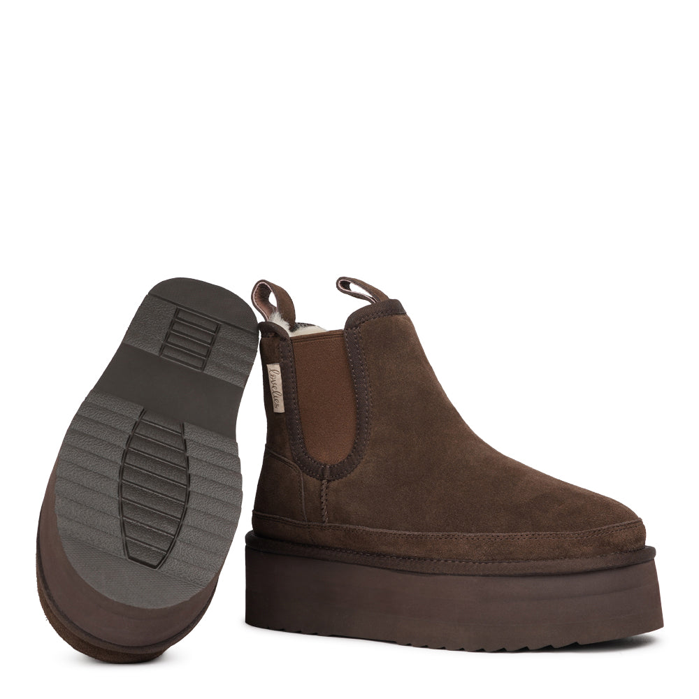 Salio – High Chelsea Boots with Shearling Lining
Step into winter with confidence in the Salio boots - a luxurious take on the classic Chelsea style. Crafted for ultimate comfort, these high shearling boots keep your feet warm, protected, and effortlessly stylish through the coldest months.
With soft, durable rubber soles for stability and a plush shearling lining for all-day coziness, Salio perfectly balances practicality and design. Warmth, comfort, and timeless style - all in one boot.