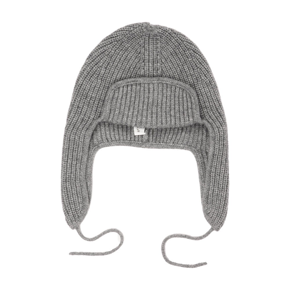 The Santis knitted hat not only keeps you cozy but also adds a touch of elegance to your outfit. Its fine wool and cashmere blend create a beautifully soft and comfortable hat that's as stylish as it is warm. 30% Cashmere & 70% Fine wool OEKO-TEX - Standard 100 Responsible wool standard certified The Good Cashmere - Standard