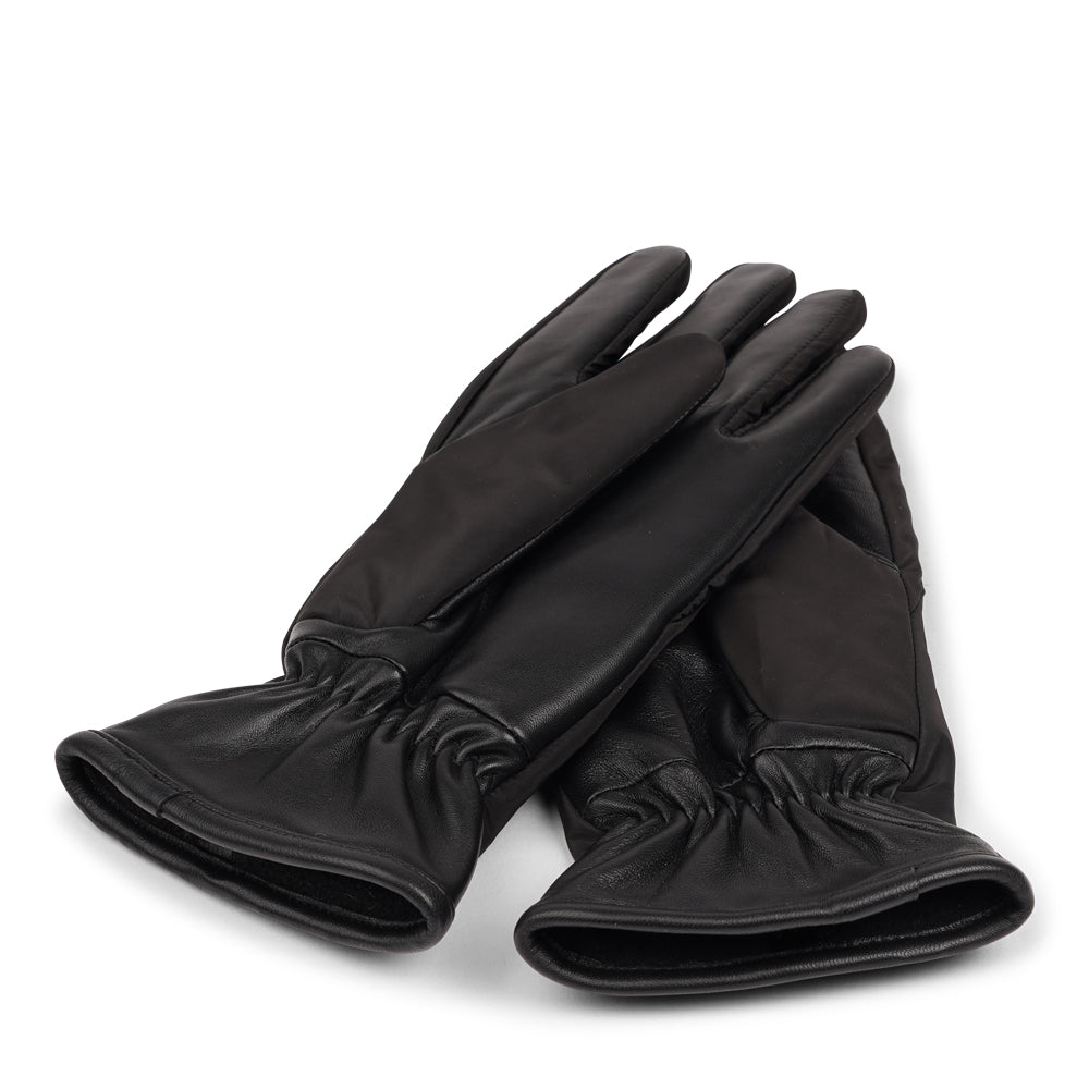 Lovelies Studio - The Sandria gloves combine functionality and luxury with their insulated nylon exterior and plush fleece lining. The fine lambskin palm adds a touch of sophistication and ensures a comfortable grip.
Perfect for staying warm and stylish, Sandria offers both protection and elegance in colder weather.