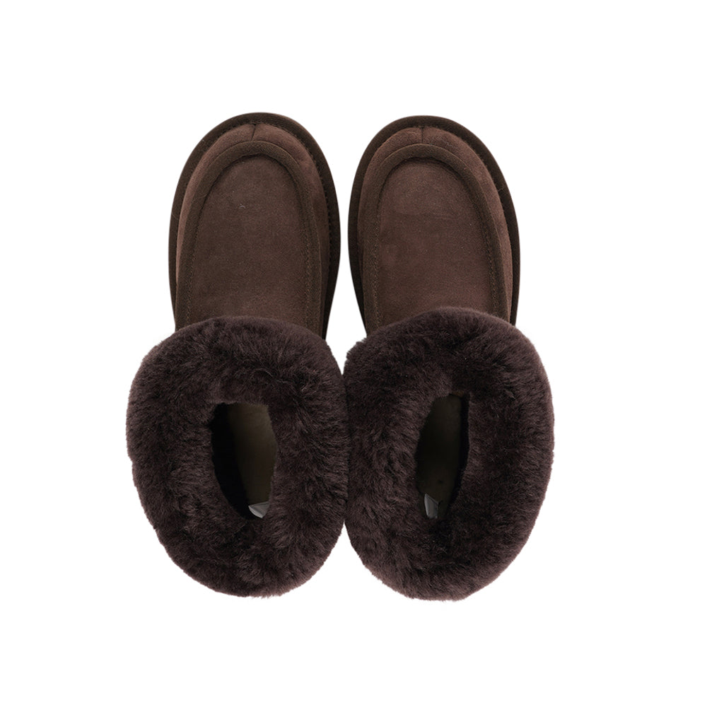The key to the incredible comfort of the Sande slippers lies in their warm shearling material. Crafted from 100% sheepskin, these slippers offer the perfect blend of style and functionality. During the winter months, the shearling provides lightweight insulation, keeping your feet toasty and warm. 