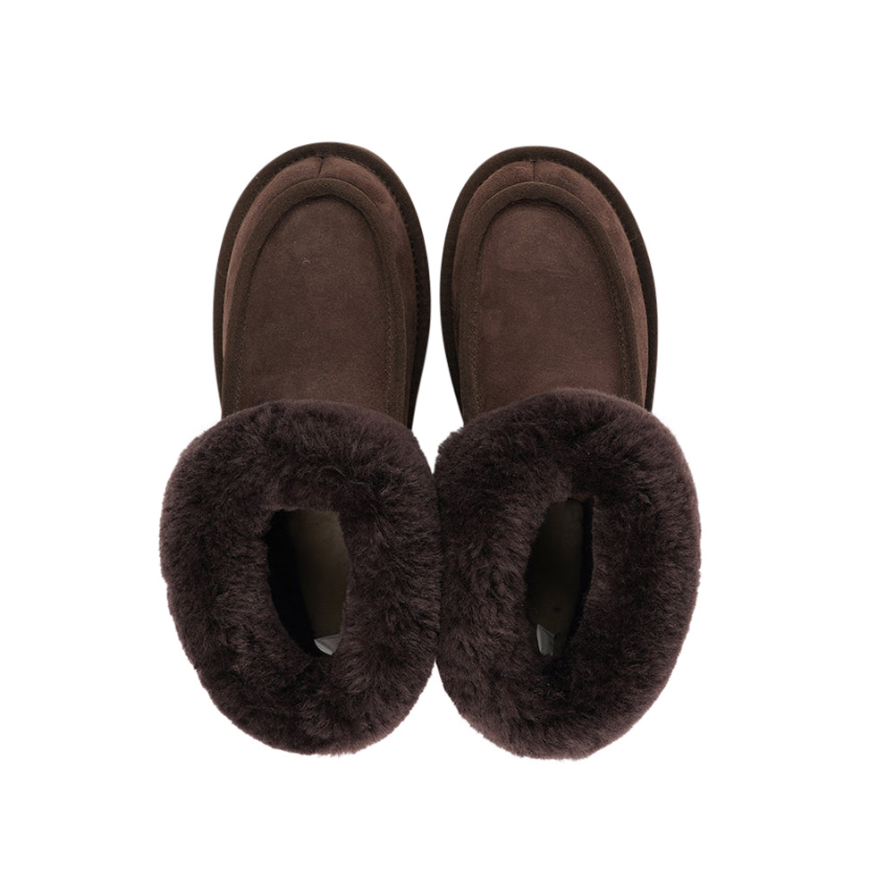 The key to the incredible comfort of the Sande slippers lies in their warm shearling material. Crafted from 100% sheepskin, these slippers offer the perfect blend of style and functionality. During the winter months, the shearling provides lightweight insulation, keeping your feet toasty and warm.