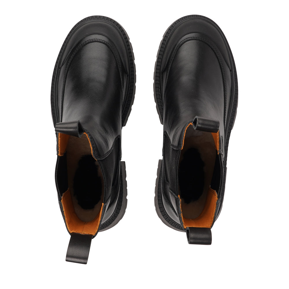 The Sellero boots feature a sleek upper design with elasticized side gussets, delivering a perfect blend of a secure fit and effortless style. A convenient pull tab at the front and the back ensures quick and easy wear, ideal for busy days and on-the-go moments.
Equipped with durable rubber soles, these boots provide outstanding traction and stability, making them ready for any terrain or weather condition. Inside, a premium full leather lining, crafted from quality cowhide, offers exceptional comfort and