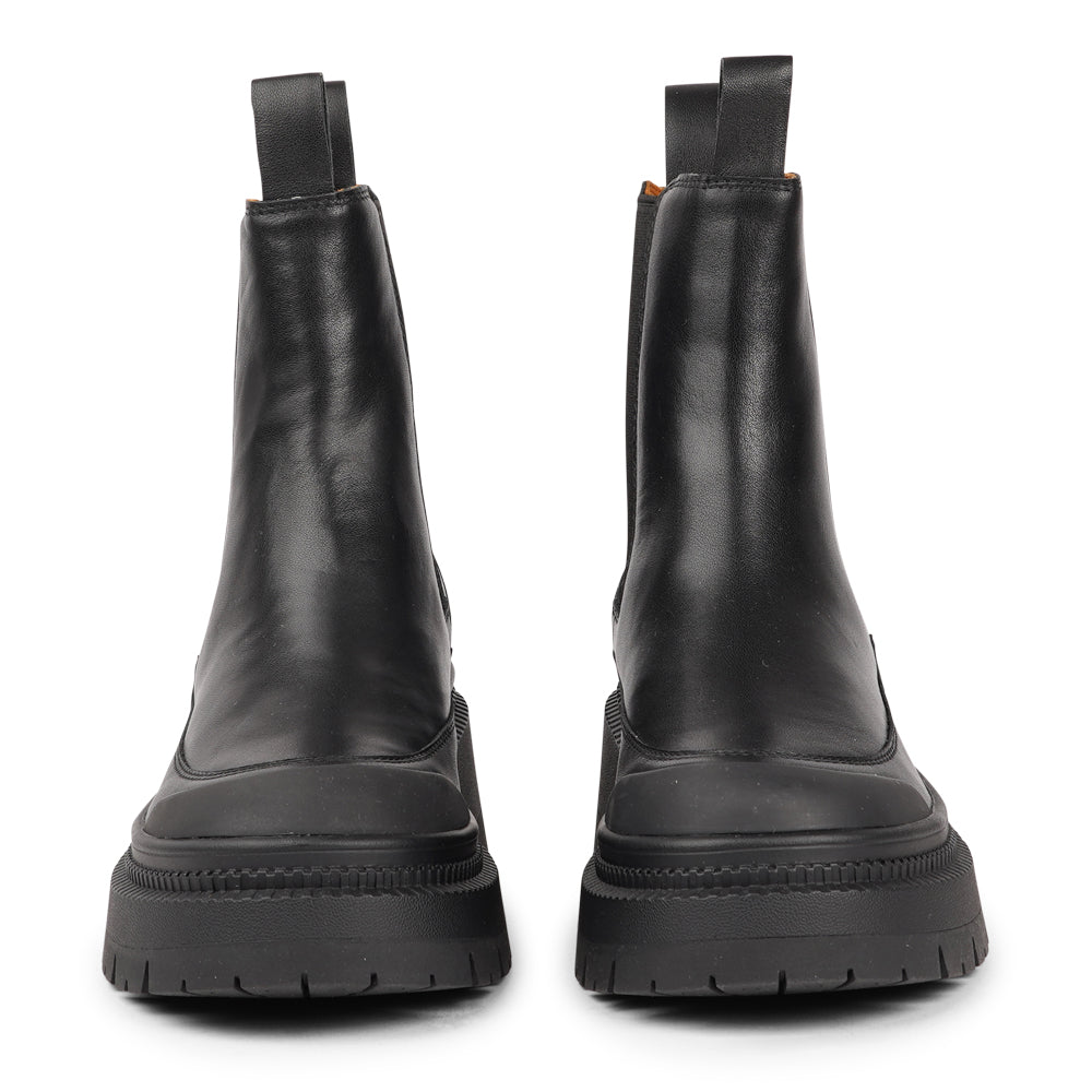 The Sellero boots feature a sleek upper design with elasticized side gussets, delivering a perfect blend of a secure fit and effortless style. A convenient pull tab at the front and the back ensures quick and easy wear, ideal for busy days and on-the-go moments.
Equipped with durable rubber soles, these boots provide outstanding traction and stability, making them ready for any terrain or weather condition. Inside, a premium full leather lining, crafted from quality cowhide, offers exceptional comfort and