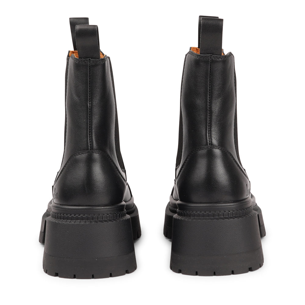 The Sellero boots feature a sleek upper design with elasticized side gussets, delivering a perfect blend of a secure fit and effortless style. A convenient pull tab at the front and the back ensures quick and easy wear, ideal for busy days and on-the-go moments.
Equipped with durable rubber soles, these boots provide outstanding traction and stability, making them ready for any terrain or weather condition. Inside, a premium full leather lining, crafted from quality cowhide, offers exceptional comfort and