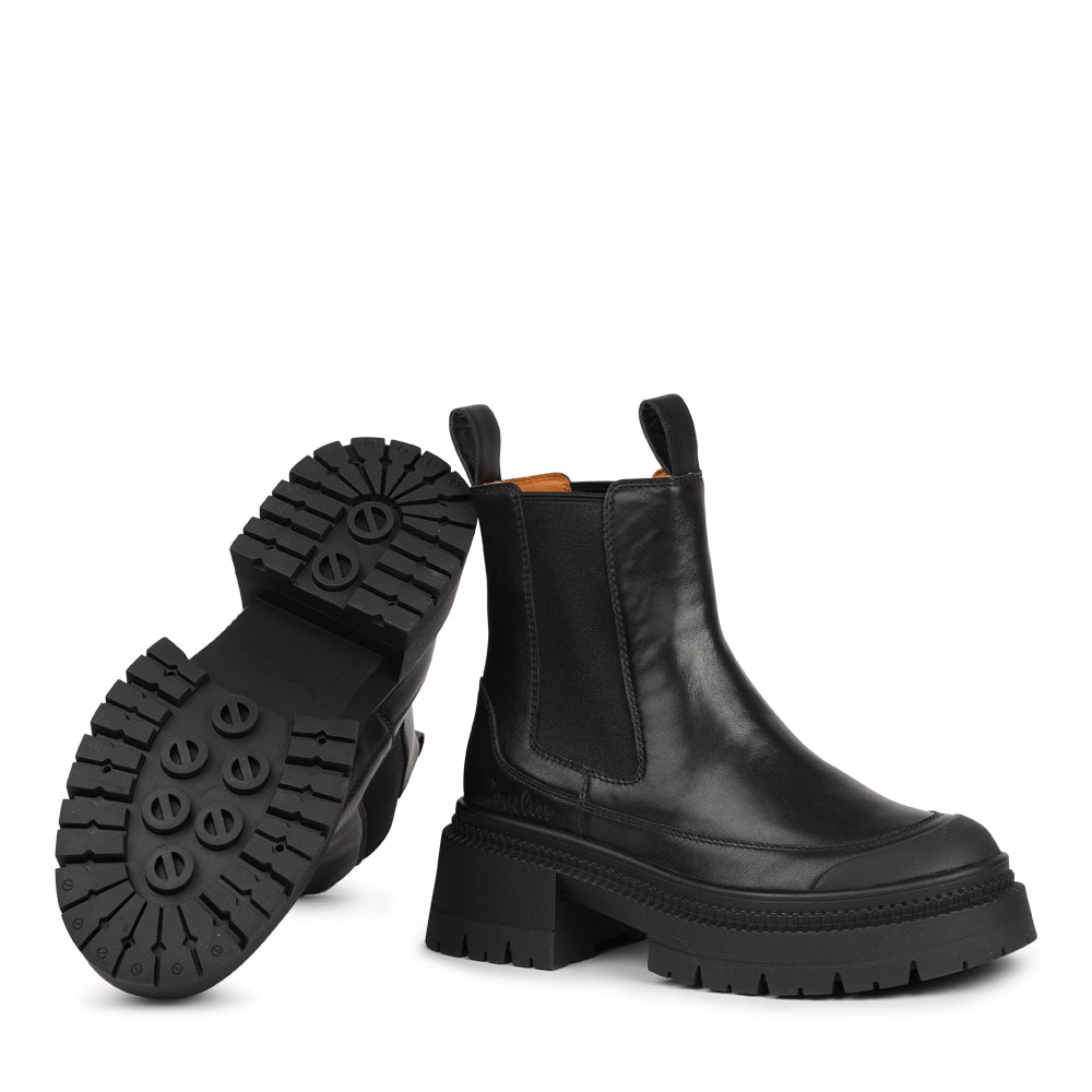 The Sellero boots feature a sleek upper design with elasticized side gussets, delivering a perfect blend of a secure fit and effortless style. A convenient pull tab at the front and the back ensures quick and easy wear, ideal for busy days and on-the-go moments.
Equipped with durable rubber soles, these boots provide outstanding traction and stability, making them ready for any terrain or weather condition. Inside, a premium full leather lining, crafted from quality cowhide, offers exceptional comfort and