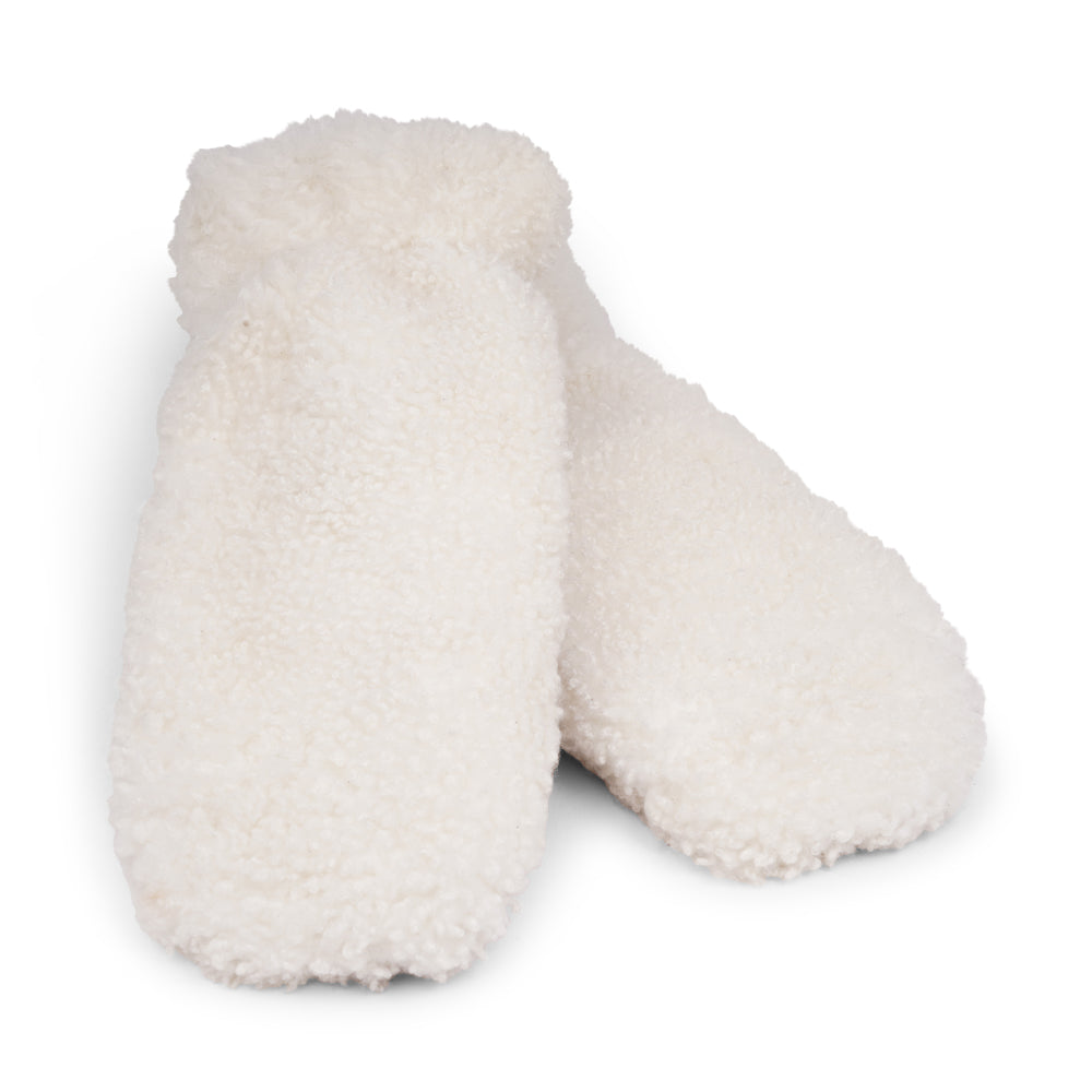 The Siena mittens combine the best of both worlds with a soft shearling exterior and durable leather palms for added grip. Lined with plush shearling, these mittens provide exceptional warmth and comfort in cold weather.
Their timeless design and premium materials make Siena a stylish and practical choice for winter days.