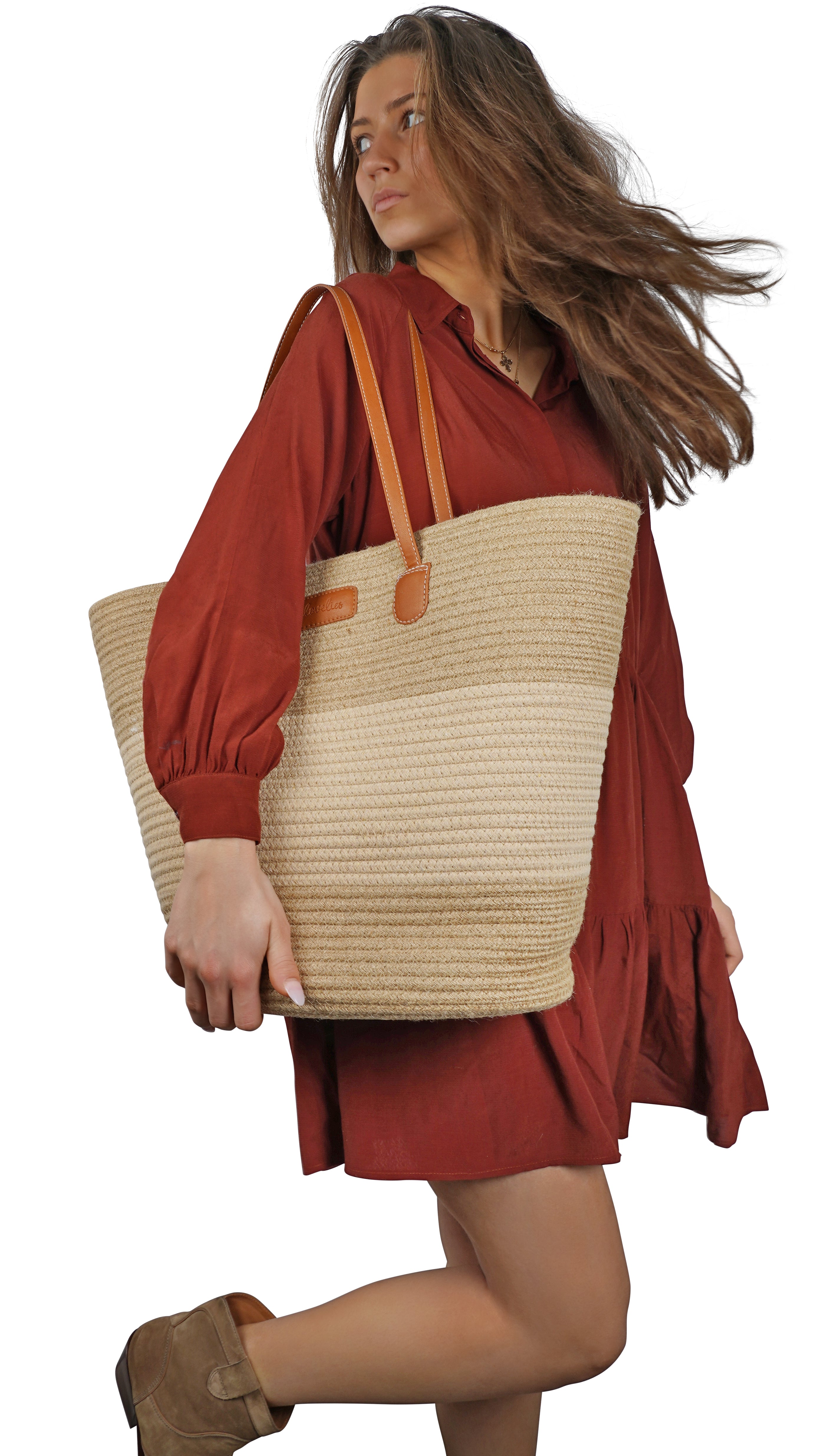Lovelies Studio - Introducing the Simius jute rope bag, the perfect blend of sustainable style and practical design. This large tote bag features a secure zip closure to keep your belongings safe, while the long shoulder handles crafted from vegan leatheroffer both comfort and durability.
Whether you’re heading to the beach, shopping, or on your way to a casual outing, Simius is your go-to companion for every occasion. Spacious, stylish, and eco-friendly, it’s the perfect addition to any wardrobe.