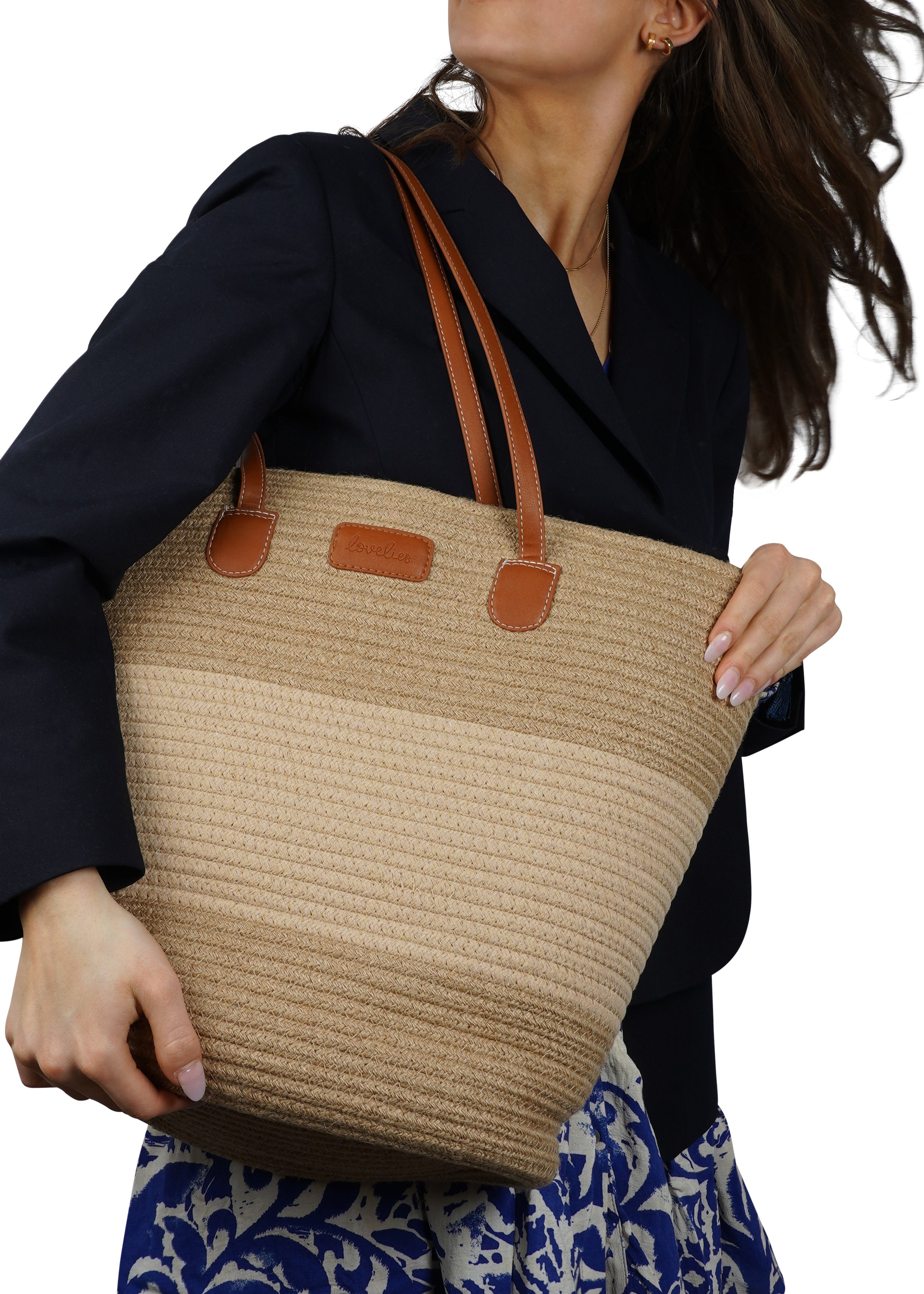 Lovelies Studio - Introducing the Simius jute rope bag, the perfect blend of sustainable style and practical design. This large tote bag features a secure zip closure to keep your belongings safe, while the long shoulder handles crafted from vegan leatheroffer both comfort and durability.
Whether you’re heading to the beach, shopping, or on your way to a casual outing, Simius is your go-to companion for every occasion. Spacious, stylish, and eco-friendly, it’s the perfect addition to any wardrobe.