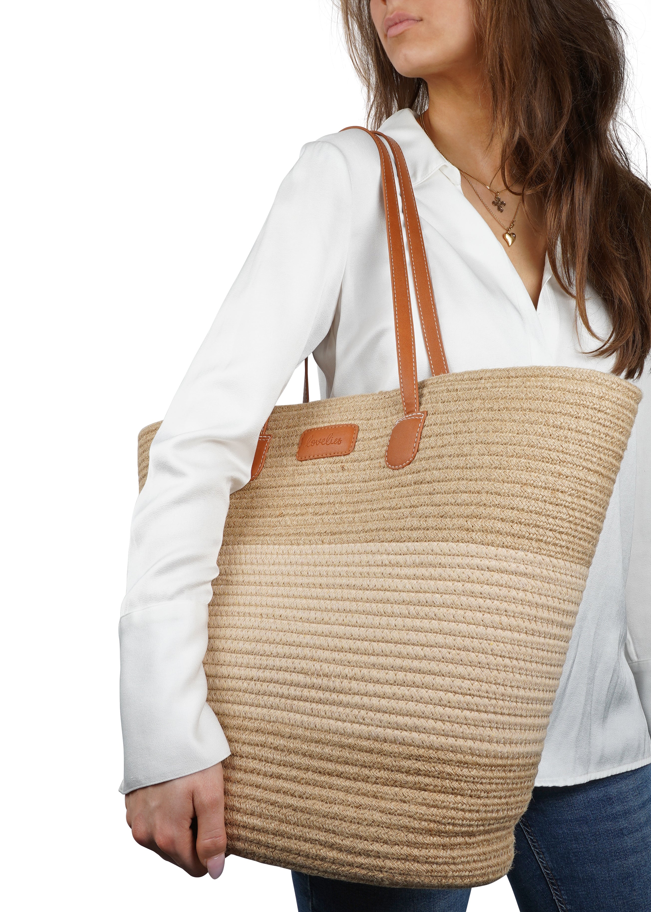 Lovelies Studio - Introducing the Simius jute rope bag, the perfect blend of sustainable style and practical design. This large tote bag features a secure zip closure to keep your belongings safe, while the long shoulder handles crafted from vegan leatheroffer both comfort and durability.
Whether you’re heading to the beach, shopping, or on your way to a casual outing, Simius is your go-to companion for every occasion. Spacious, stylish, and eco-friendly, it’s the perfect addition to any wardrobe.