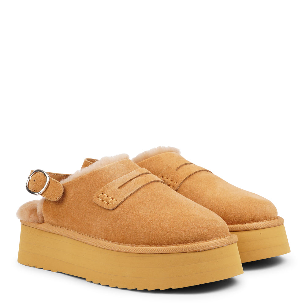 Step into a world of luxury and coziness with our Siple suede mules. Crafted with the finest suede, these mules are designed to provide not only elegance but also ultimate comfort for your feet. The sumptuous shearling lining ensures your feet stay warm and snug, making them the perfect choice for colder days.  The standout feature of the Siple mules is the adjustable heel strap, allowing you to customize the fit to your liking.