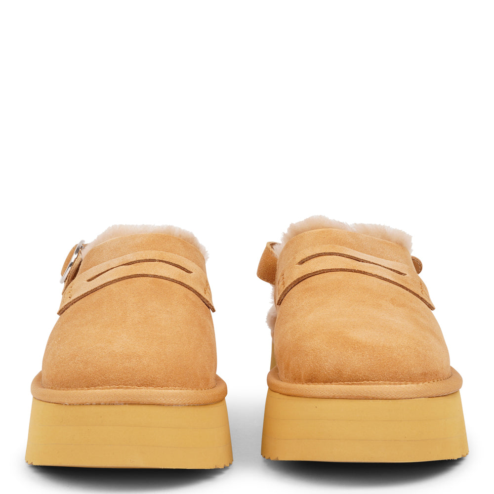 Step into a world of luxury and coziness with our Siple suede mules. Crafted with the finest suede, these mules are designed to provide not only elegance but also ultimate comfort for your feet. The sumptuous shearling lining ensures your feet stay warm and snug, making them the perfect choice for colder days.  The standout feature of the Siple mules is the adjustable heel strap, allowing you to customize the fit to your liking.