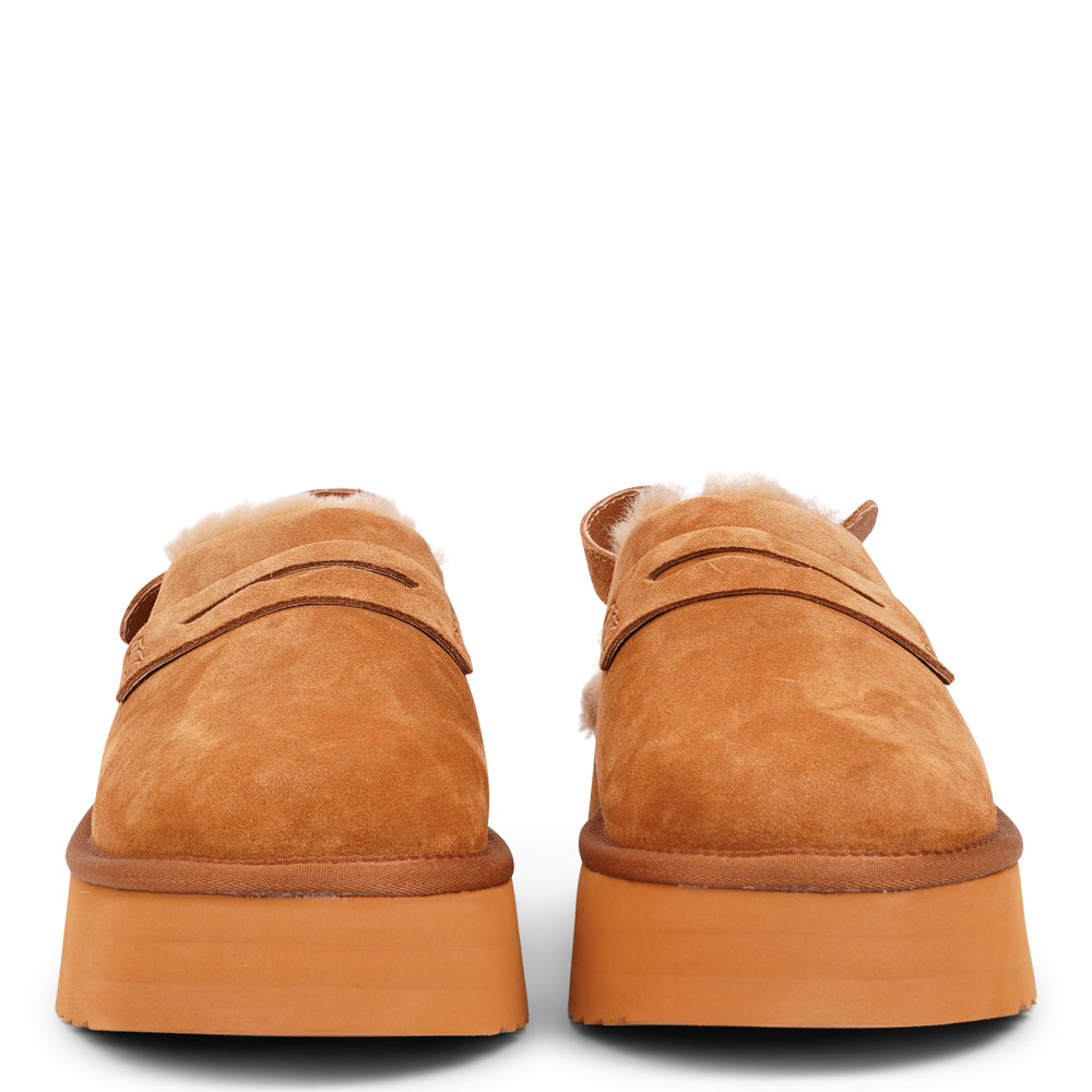 Step into a world of luxury and coziness with our Siple suede mules. Crafted with the finest suede, these mules are designed to provide not only elegance but also ultimate comfort for your feet. The sumptuous shearling lining ensures your feet stay warm and snug, making them the perfect choice for colder days.  The standout feature of the Siple mules is the adjustable heel strap, allowing you to customize the fit to your liking.