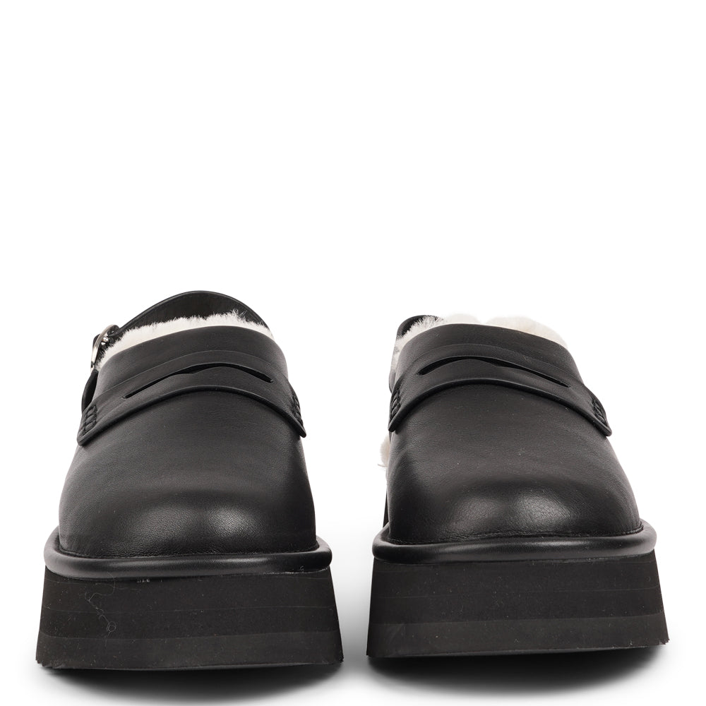 Step into a world of luxury and coziness with our Siple suede mules. Crafted with the finest suede, these mules are designed to provide not only elegance but also ultimate comfort for your feet. The sumptuous shearling lining ensures your feet stay warm and snug, making them the perfect choice for colder days.  The standout feature of the Siple mules is the adjustable heel strap, allowing you to customize the fit to your liking.