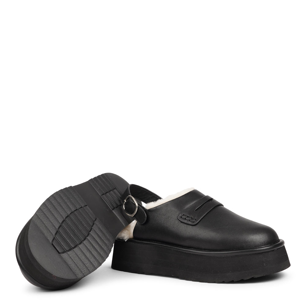 Step into a world of luxury and coziness with our Siple suede mules. Crafted with the finest suede, these mules are designed to provide not only elegance but also ultimate comfort for your feet. The sumptuous shearling lining ensures your feet stay warm and snug, making them the perfect choice for colder days.  The standout feature of the Siple mules is the adjustable heel strap, allowing you to customize the fit to your liking.