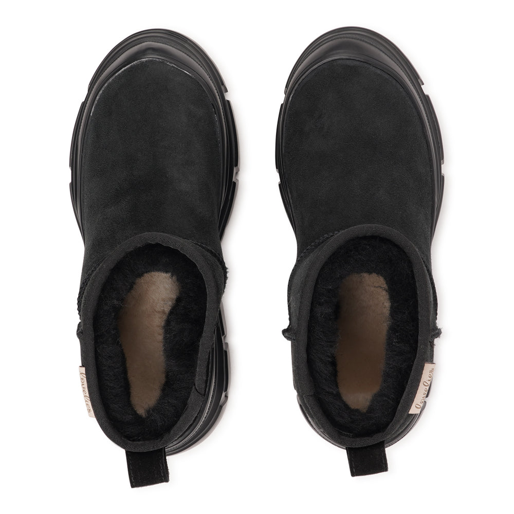 Taipana – Low Shearling Boots
Stay warm and effortlessly stylish this season with Lovelies’ Taipana boots — where cozy comfort meets timeless design. Made from soft natural shearling with refined stitching details, these low boots bring a touch of understated luxury to your everyday look.
The lightweight EVA rubber sole adds flexibility and grip, giving you comfort and stability with every step. Perfect for chilly days, Taipana keeps your feet snug, supported, and ready for winter adventures.