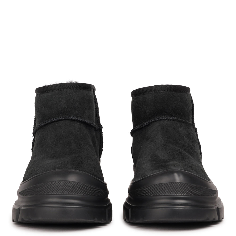 Taipana – Low Shearling Boots
Stay warm and effortlessly stylish this season with Lovelies’ Taipana boots — where cozy comfort meets timeless design. Made from soft natural shearling with refined stitching details, these low boots bring a touch of understated luxury to your everyday look.
The lightweight EVA rubber sole adds flexibility and grip, giving you comfort and stability with every step. Perfect for chilly days, Taipana keeps your feet snug, supported, and ready for winter adventures.