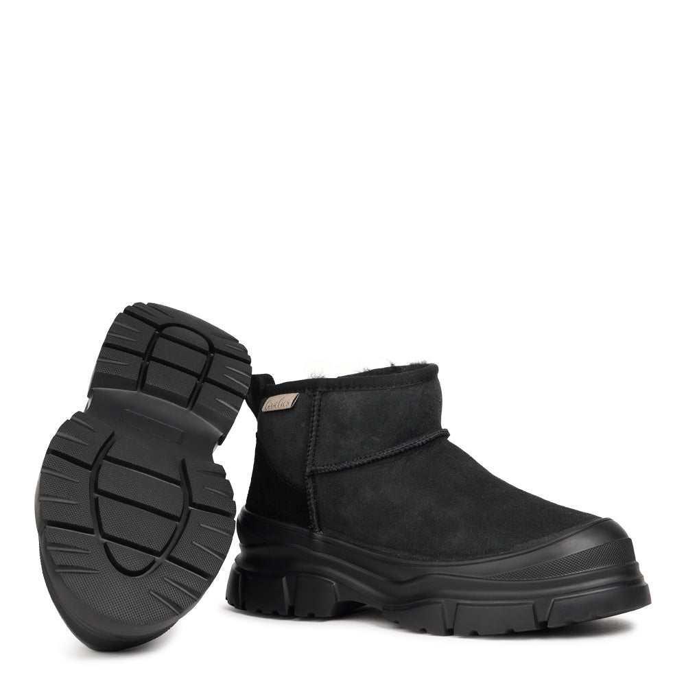 Taipana – Low Shearling Boots
Stay warm and effortlessly stylish this season with Lovelies’ Taipana boots — where cozy comfort meets timeless design. Made from soft natural shearling with refined stitching details, these low boots bring a touch of understated luxury to your everyday look.
The lightweight EVA rubber sole adds flexibility and grip, giving you comfort and stability with every step. Perfect for chilly days, Taipana keeps your feet snug, supported, and ready for winter adventures.