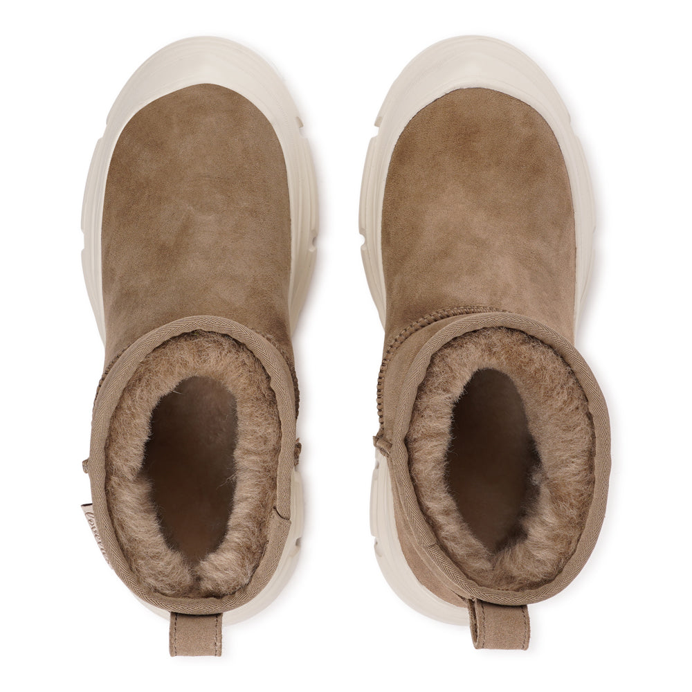 aipana – Low Shearling Boots
Stay warm and effortlessly stylish this season with Lovelies’ Taipana boots — where cozy comfort meets timeless design. Made from soft natural shearling with refined stitching details, these low boots bring a touch of understated luxury to your everyday look.
The lightweight EVA rubber sole adds flexibility and grip, giving you comfort and stability with every step. Perfect for chilly days, Taipana keeps your feet snug, supported, and ready for winter adventures.