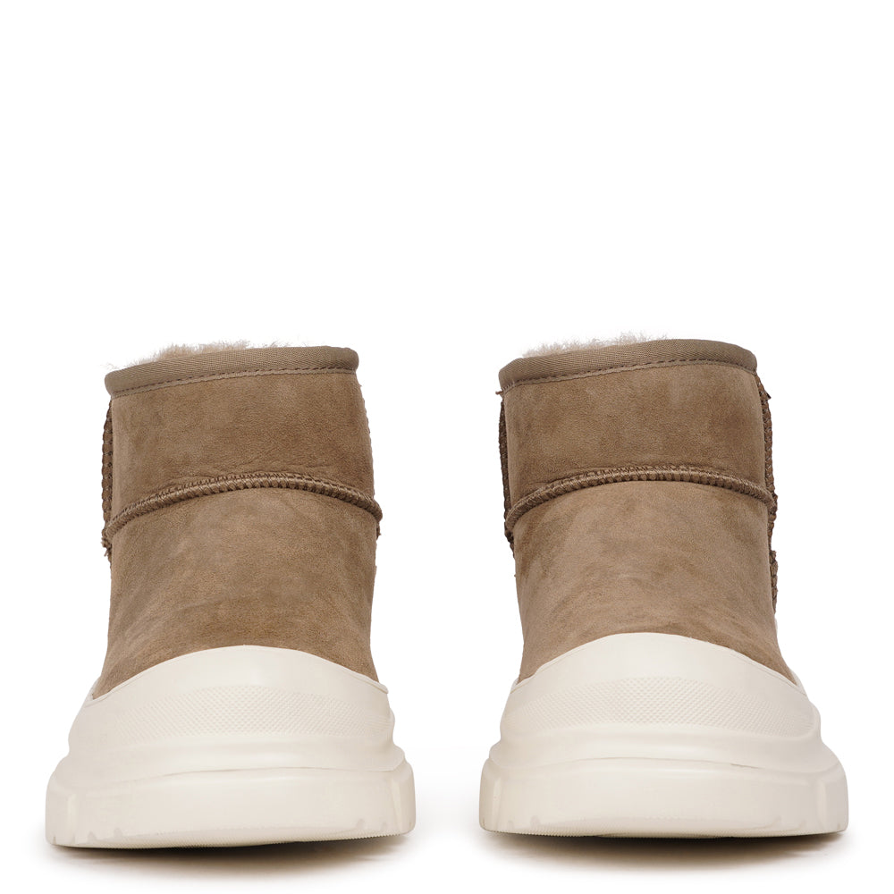 aipana – Low Shearling Boots
Stay warm and effortlessly stylish this season with Lovelies’ Taipana boots — where cozy comfort meets timeless design. Made from soft natural shearling with refined stitching details, these low boots bring a touch of understated luxury to your everyday look.
The lightweight EVA rubber sole adds flexibility and grip, giving you comfort and stability with every step. Perfect for chilly days, Taipana keeps your feet snug, supported, and ready for winter adventures.